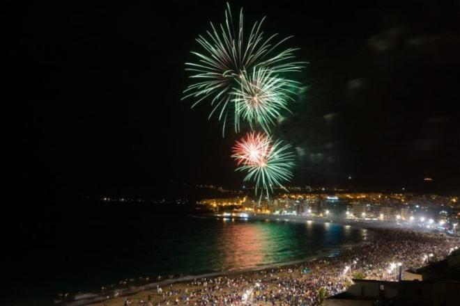 An estimated crowd of 100,000 gathered to watch the fireworks on Las Canteras beach © World Cruising Club
